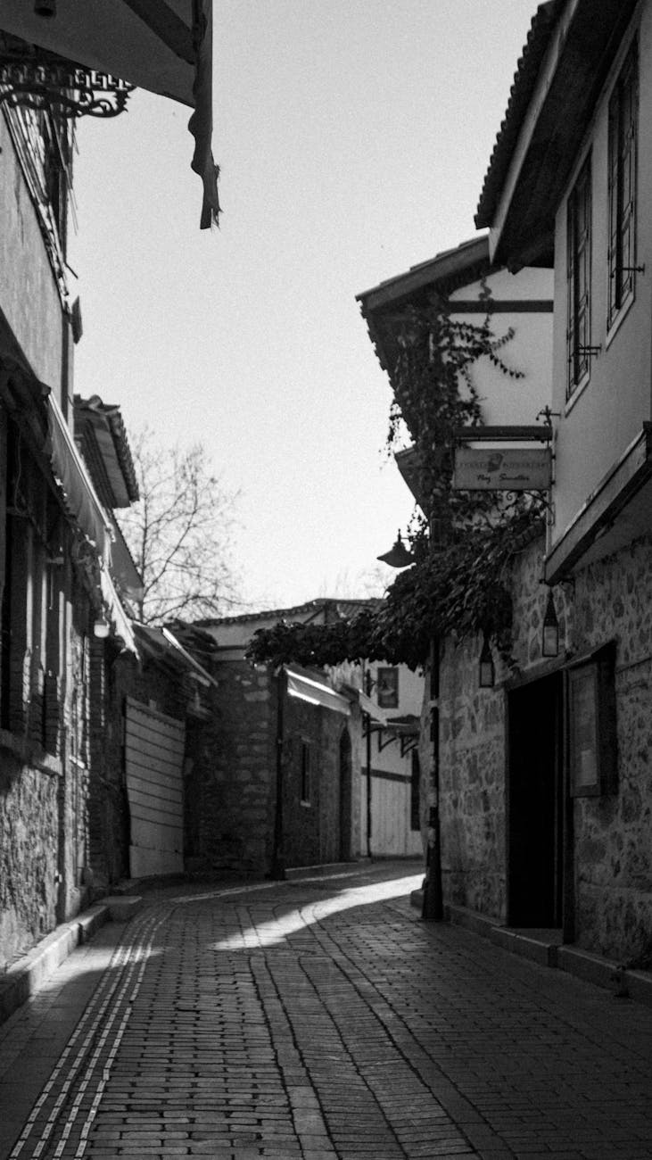 şehirdeki Boş Sokak Siyah Ve Beyaz