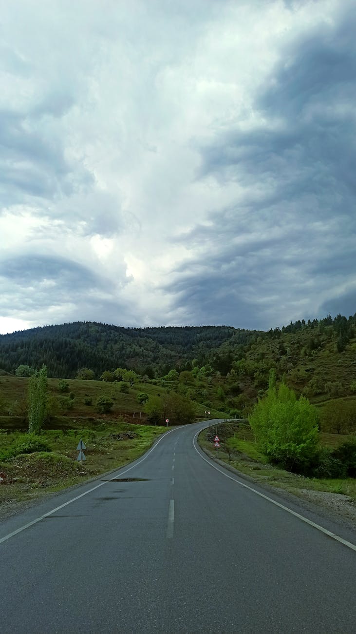 Boş Yol üzerindeki Bulutlar Tepeye Doğru
