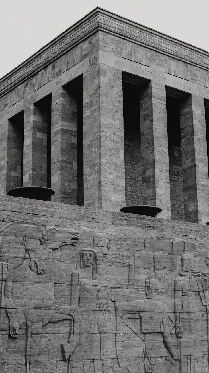 Ankara'daki Anıtkabir'in mimari detaylarının vurgulandığı siyah beyaz fotoğrafı.