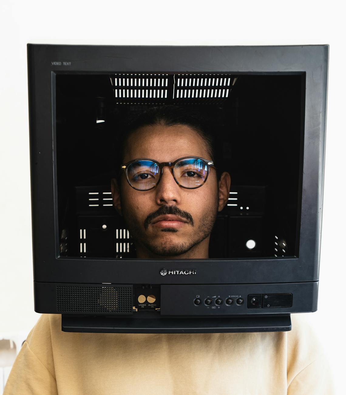 Bir adam, eski bir televizyon çerçevesinin içinden bakıyor; bu görüntü, analog nostaljiyi modern portre sanatıyla harmanlıyor.