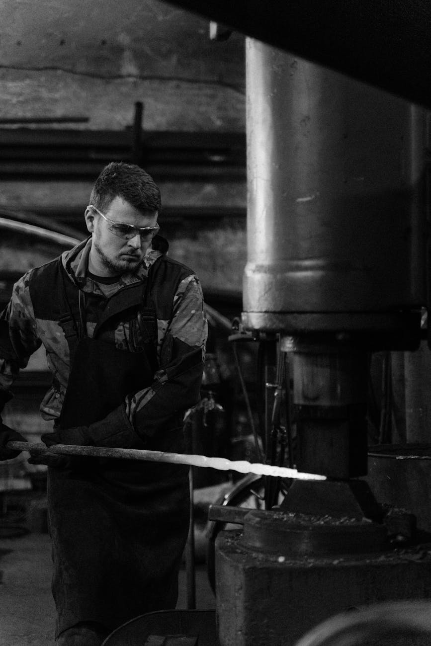 adam, ağır makine, aletler içeren Ücretsiz stok fotoğraf