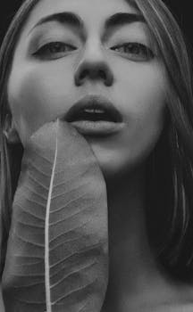 Ağzını Açan Kadın Tek Renkli Fotoğraf