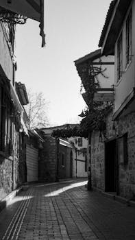 şehirdeki Boş Sokak Siyah Ve Beyaz