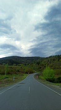 Boş Yol üzerindeki Bulutlar Tepeye Doğru