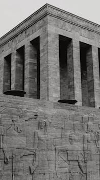 Ankara'daki Anıtkabir'in mimari detaylarının vurgulandığı siyah beyaz fotoğrafı.