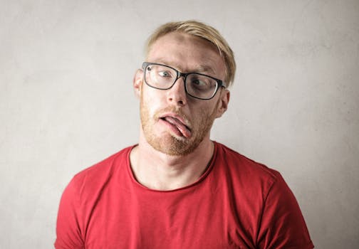 Kırmızı Gömlek Giyen Adam Fotoğrafı