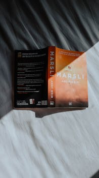 açık kitap, andy weir, beyaz bez içeren Ücretsiz stok fotoğraf