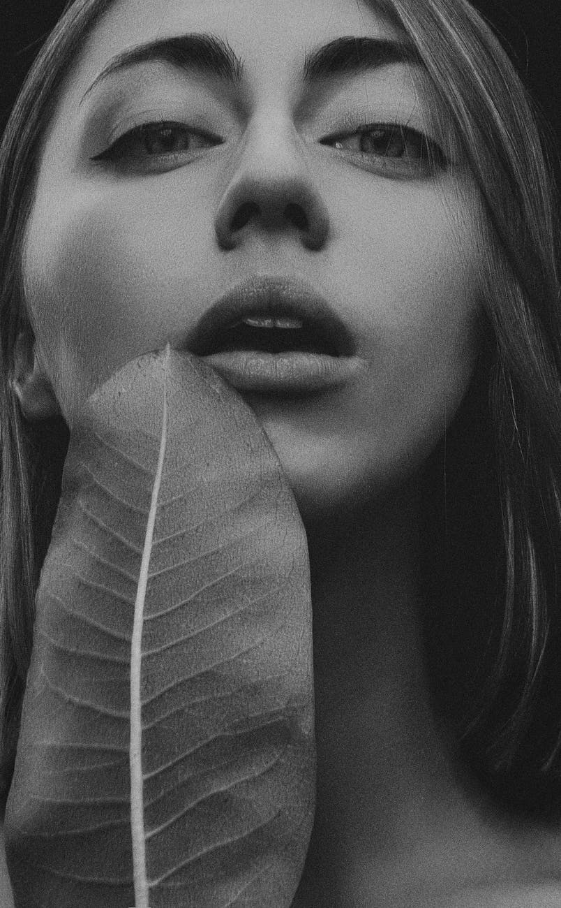 Ağzını Açan Kadın Tek Renkli Fotoğraf