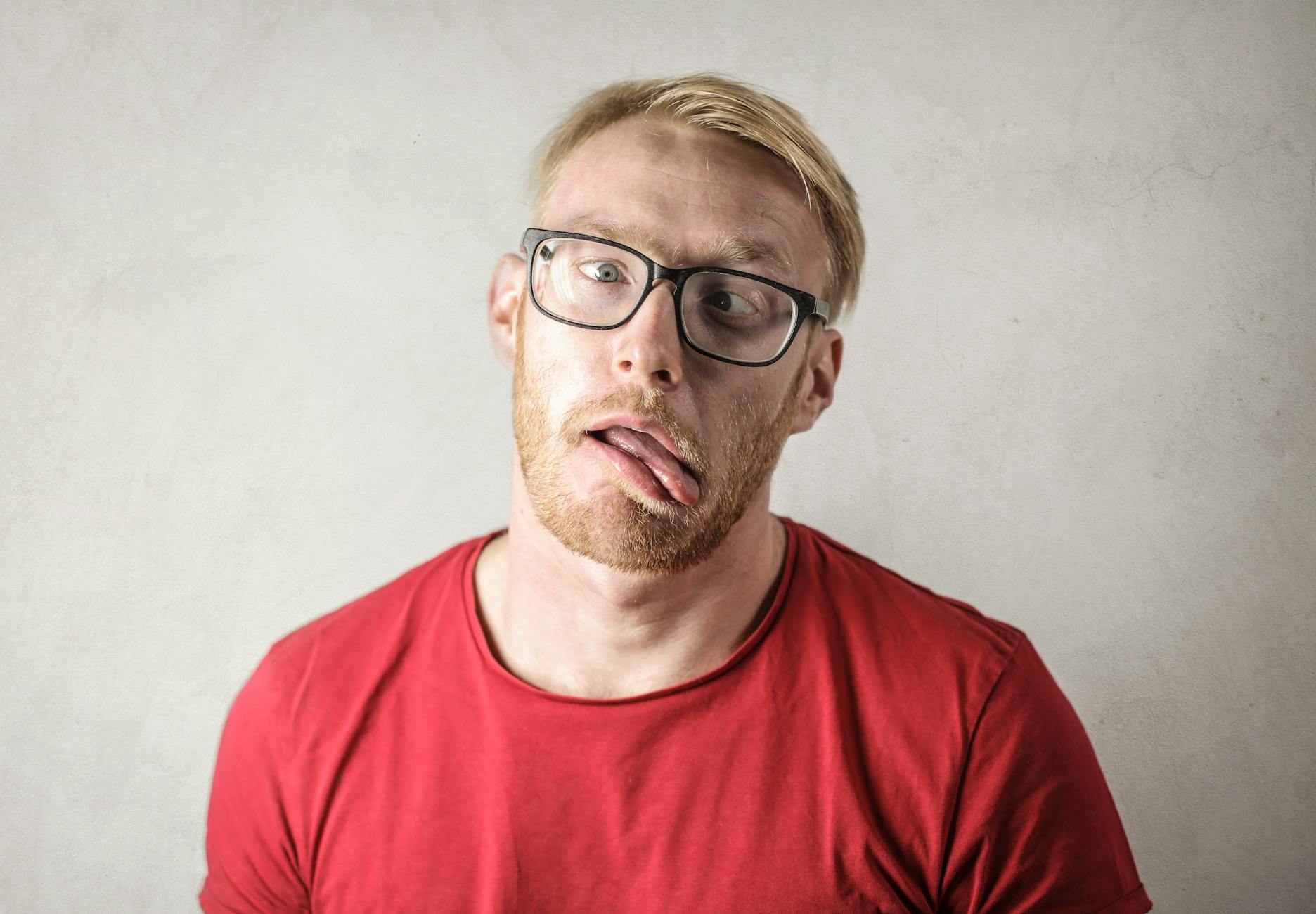 Kırmızı Gömlek Giyen Adam Fotoğrafı