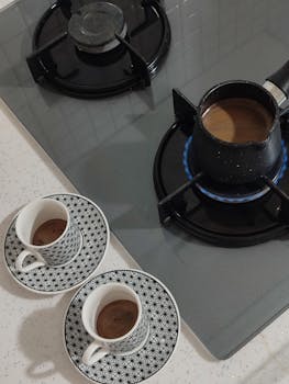 Geometrik fincan tasarımına sahip şık ocak üstü kahve makinesi, zarafet ve sıcaklık katıyor.