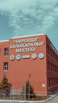 Bulutlu Gökyüzü Altında Beton Bina 